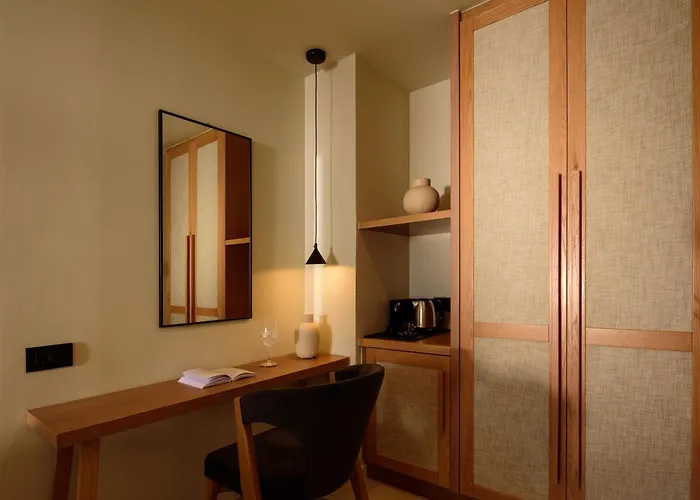 Potnia Theron Akrotírion